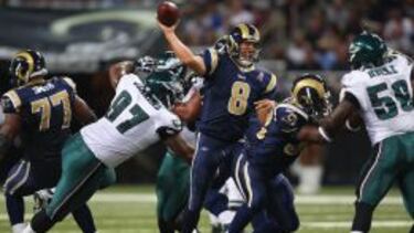 Sam Bradford jugando contra su actual equipo, los Philadelphia Eagles.