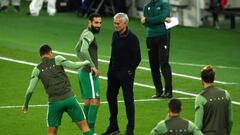 José Rodríguez y José Mourinho charlan en la previa de un Tottenham-Maccabi Haifa correspondiente a la fase previa de la Europa League.