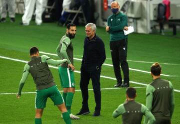 José Rodríguez y José Mourinho charlan en la previa de un Tottenham-Maccabi Haifa correspondiente a la fase previa de la Europa League.