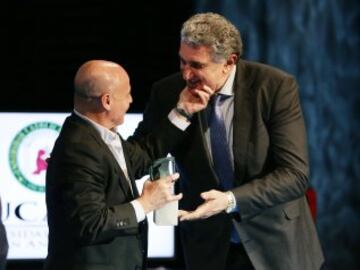 Romay entregando el premio a Corbalán.