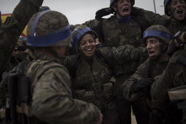 Pocas han sido las mujeres que han participado en esta prueba, pero el haberla superado es sinónimo de alegría y trabajo bien hecho. Son compañeros, Caballeros Legionarios Paracaidistas. Y eso marca.