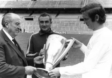 Zoco sostiene la copa de la Liga junto a Miguel Muñoz y Santiago Bernabéu 