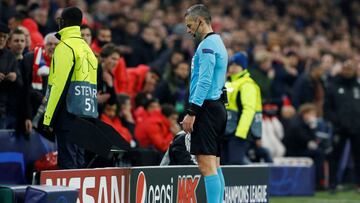 Damir Skomina comprueba en la pantalla del VAR la jugada que revisó para anular el gol que en primera instancia había concedido al Ajax contra el Real Madrid.