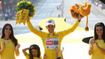 Sastre, en el podio de París.