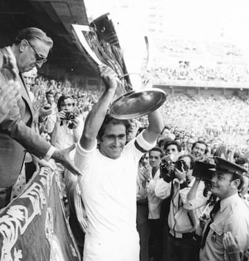 José Martínez Sánchez, conocido como Pirri. Jugó 16 temporadas (1964-1980) en el Real madrid, siendo primer capitán del equipo desde 1976, heredando el brazalete de Amancio. Además de portar el 8, el dorsal que más veces lució en su espalda fue el 4. Pirri es el actual presidente de honor del Real Madrid.