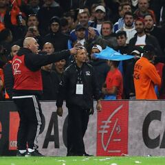 Neymar pide a la FFF que actúe: "Me tiraron hasta una baguette"