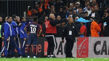 Neymar pide a la FFF que actúe: "Me tiraron hasta una baguette"