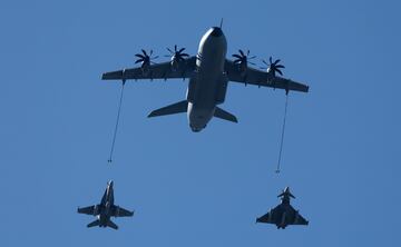 Aviones del Ejército del Aire durante el acto solemne de homenaje a la bandera nacional y desfile militar en el Día de la Hispanidad.