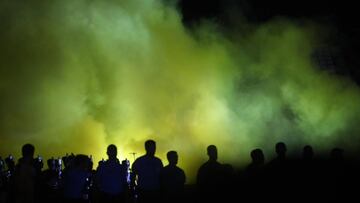 -FOTODELDIA- AME8361. MENDOZA (ARGENTINA), 02/05/2019.- Hinchas asisten a la final de la Supercopa Argentina entre Boca Juniors, campe&oacute;n de la Superliga de 2018, y Rosario Central, ganador de la Copa Argentina de ese mismo a&ntilde;o, este jueves, en el estadio Malvinas Argentinas de la provincia de Mendoza (Argentina). EFE/Marcelo Ruiz