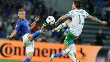 . Lille (France), 22/06/2016.- Jeff Hendrick (R) of Ireland in action against Ciro Immobile of Italy during the UEFA EURO 2016 group E preliminary round match between Italy and Ireland at Stade Pierre Mauroy in Lille Metropole, France, 22 June 2016.
 
 (RESTRICTIONS APPLY: For editorial news reporting purposes only. Not used for commercial or marketing purposes without prior written approval of UEFA. Images must appear as still images and must not emulate match action video footage. Photographs published in online publications (whether via the Internet or otherwise) shall have an interval of at least 20 seconds between the posting.) (Francia, Irlanda, Italia) EFE/EPA/MOHAMED MESSARA EDITORIAL USE ONLY