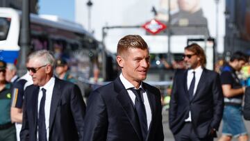 MADRID, 02/06/2024.- El centrocampista alemán del Real Madrid Toni Kroos (c) a su llegada a la Real Casa de Correos, sede de la Comunidad de Madrid, segunda parada del recorrido realizado este domingo por el equipo para celebrar su victoria en la final de la Liga de Campeones. EFE/Rodrigo Jiménez