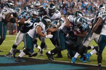 Mike Tolbert anotando el primero de los dos touch downs que logró en la victoria de Carolina frente a Eagles.