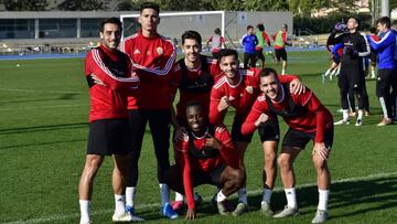 Piña de jugadores del Almería