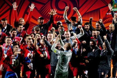 En cuanto a otras ediciones, cabe mencionar que en 1989, Portugal celebró el título con João Pinto
como figura y Sonny Anderson como tercer máximo goleador, en un torneo donde también
participaron Bonano, Simeone, Cañizares y Chapi Ferrer. En 1995, España contó con Joseba
Etxeberria como goleador en un certamen que reunió a Raúl, De la Peña, Salgado, Nakata, Viduka,
Dani y Nuno Gomes. Ya en 2015, Serbia (en la foto) sorprendió al mundo al derrotar a Brasil en la prórroga con
gol de Nemanja Maksimović y una actuación estelar del arquero Predrag Rajković. Aquella edición
también mostró el talento de Milinković-Savić, André Silva, Ángel Correa, Giovanni Simeone, Brandt,
Gabriel Jesus y “Chucky” Lozano.