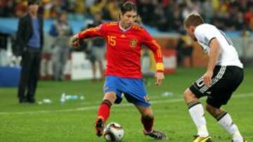Sergio Ramos encara a Podolski en las semis del Mundial de 2010, la &uacute;ltima vez que Alemania y Espa&ntilde;a se han visto las caras.