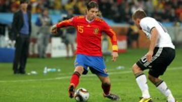 Sergio Ramos encara a Podolski en las semis del Mundial de 2010, la última vez que Alemania y España se han visto las caras.
