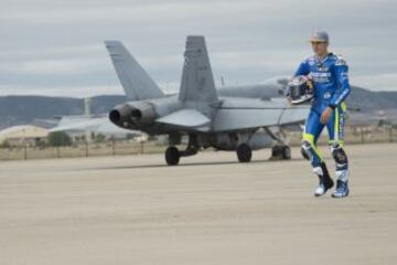 El piloto de Suzuki Maverick Viñales  ha pilotado el avión de combate F-18 de la Base Aérea de Zaragoza, con el que ha pasado del asfalto del circuito de MotorLand, donde competirá el próximo domingo en MotoGP, al cielo de Aragón. Viñales, cuyo nombre, Maverick, se debe al fervor que sentía su padre, Ángel, por el protagonista de la película "Top Gun" que protagonizaba Tom Cruise, y en el que interpretaba el papel de un piloto de combate, ha logrado hoy hacer realidad otra de sus pasiones al subirse a un caza del ejército español.