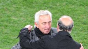 Van Marwijk, saludando a Del Bosque en la final del Mundial 2010.