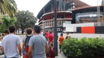 Largas colas en Mestalla en el primer d&iacute;a de venta de entradas