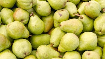 10536157 - freshly picked green bartlett pears on display at the farmers market