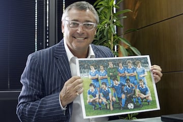 Posing with the photo of the Man City team with whom he played a friendly against Real Madrid at the Santiago Bernabéu.