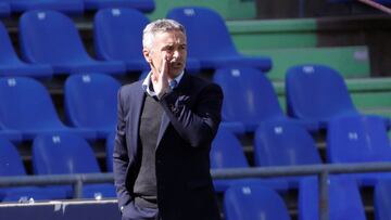GETAFE, 21/03/2021.- El entrenador del Elche, Fran Escribá, da instrucciones a sus jugadores durante el partido de la 28 jornada de LaLiga Santander disputado este domingo en el Coliseum Alfonso Pérez de la localidad madrileña de Geta