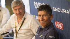 Nairo Quintana posa junto a Eusebio Unzu&eacute; antes de la rueda de prensa previa al inicio del Tour de Francia 2017 en D&uuml;sseldorf.