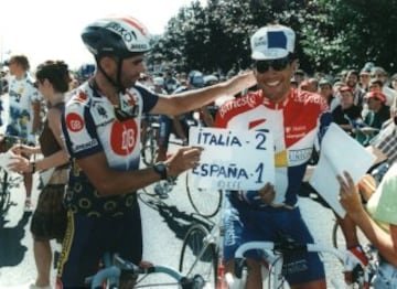 Davide Cassani bromea con Miguel Indurain antes del comienzo de la etapa del Tour de 1994. El corredor italiano del Maglificio se mostraba así de bromista recordándole a Indurain el resultado de España contra Italia en el Mundial de fútbol de Estados Unidos.