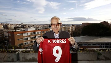 Manuel Bri&ntilde;as with the shirt Torres wore against Eibar.
 