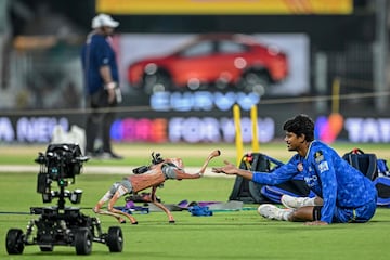 El avance de la tecnolog¨ªa resulta imparable, especialmente en lo que a IA y Rob¨®tica se refiere. Ese progreso ha llegado a la Indian Premier League (IPL) de cricket. All¨ª se produjo esta curiosa imagen, en la que Ramakrishna Ghosh juega con la c¨¢mara de perro rob¨®tico antes del partido entre Chennai Super Kings y Sunrisers Hyderabad, en el estadio MA Chidambaram.