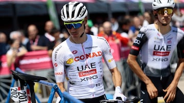 Juan Ayuso, con la maglia bianca de mejor joven del Giro, en Giulianova.