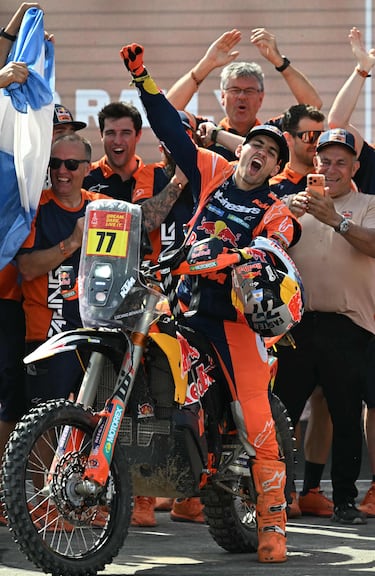 Luciano Benavides, piloto de Red Bull KTM Factory Racing, celebra tras ganar en la categoría de motos del Rally Dakar 2026.