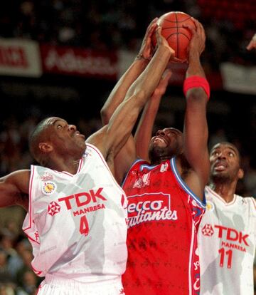 El escolta estadounidense Herb Jones, que en 1998 se proclamó campeón de la Liga española con el TDK Manresa, falleció el 7 de diciembre a los 51 años. Herb Jones, natural de Atlanta, formó parte de aquel inolvidable equipo entrenado por Luis Casimiro y c