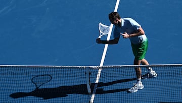 Daniil Medvedev rompe una raqueta en su partido contra Kasidit Samrej en el Open de Australia.