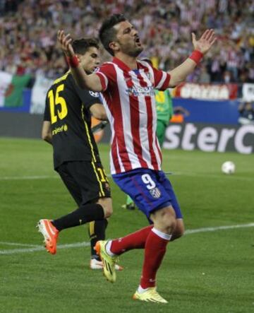 Ocasión al palo de David Villa, durante el partido de vuelta de cuartos de final de la Liga de Campeones que se disputa esta noche en el estadio Vicente Calderón. 