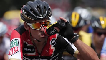 Greg Van Avermaet bebe agua durante una etapa del Tour de Francia.