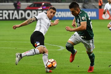 Willian (R) of Brazil's Palmeiras, vies for the ball with Carlos Carmona of Chile's Colo-Colo, during their 2018 Copa Libertadores football match held at Allianz Parque stadium, in Sao Paulo, Brazil, on October 3, 2018. (Photo by NELSON ALMEIDA / AFP)