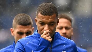 Paris Saint-Germain's French forward Kylian Mbappe (R) arrives of the pitch flanked by Paris Saint-Germain's Italian midfielder Marco Verratti (L) prior to the French L1 football match between Paris Saint-Germain (PSG) and Stade Brestois 29 (Brest) at the Parc des Princes Stadium in Paris on September 10, 2022. (Photo by FRANCK FIFE / AFP) (Photo by FRANCK FIFE/AFP via Getty Images)