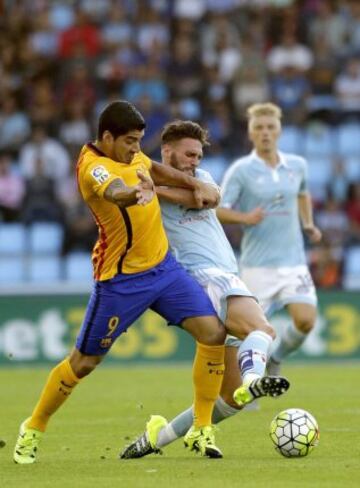 El defensa del Celta Sergi Gómez pelea un balón con el delantero uruguayo del Barcelona Luis Suárez durante el partido de la quinta jornada de liga en Primera División que se disputa esta noche en el estadio de Balaídos. 