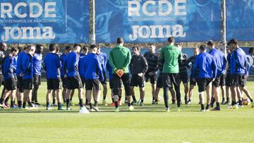 La plantilla del Espanyol preparó ayer a conciencia el encuentro y por la tarde salió rumbo a Sevilla. Los jugadores se hospedarán en el NH Sevilla Collection. Quique se emocionó cuando habló de la ciudad donde residía su padre.