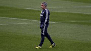 El técnico del Real Madrid, José Mourinho, durante un entrenamiento en Valdebebas.