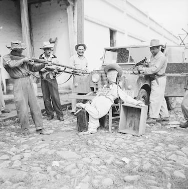 Operation PBSUCCESS, led by the CIA, set a precedent for future covert interventions. Its tactical success reinforced the notion that political manipulation was a legitimate tool in the region. However, its social consequences were devastating for Guatemala.

In the photograph, a doll representing former Guatemalan President Jacobo Árbenz leans against a vehicle while several members of the Liberation Army aim weapons at it. The effigy’s sign reads: “I’m going back to Russia with Aravelo.” Aravelo is the former Guatemalan president who was allegedly believed to have laid the groundwork for communist infiltration in the country.