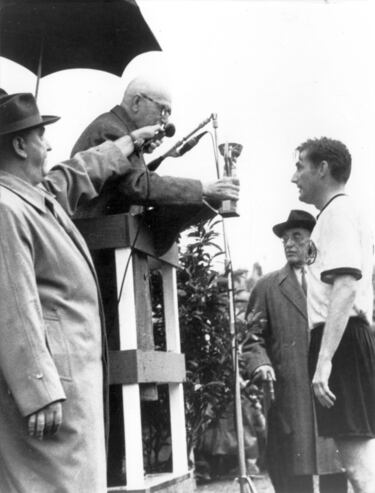 La Alemania Federal ganó el Mundial a Hungría por 3-2 en la final de Berna el 4 de julio de 1954. En la foto, El Presidente Honorario de la FIFA Jules Rimet entrega la Copa (que lleva su nombre) al capitán alemán Fritz Walter. 