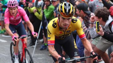 Los ciclistas Primoz Roglic y Geraint Thomas ruedan juntos en la decimonovena etapa del Giro de Italia con final en Tre Cime di Lavaredo.