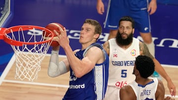 Okinawa (Japan), 31/08/2023.- Lauri Markkanen (L) of Finland in action against Shane Da Rosa and Kenneti Mendes (R) of Cape Verde during the FIBA Basketball World Cup 2023 classification round match between Cape Verde and Finland in Okinawa, Japan, 31 August 2023. (Baloncesto, Cabo Verde, Finlandia, Japón) EFE/EPA/KIMIMASA MAYAMA
