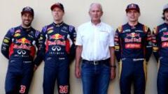 Sainz con su compañero Verstappen, Marko y los dos pilotos de Red Bull, Ricciardo y Kyvat.