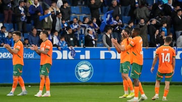 VITORIA, 14/05/2025.- Los jugadores del Valencia aplauden a su afición al finalizar el partido de la jornada 36 de LaLiga EA Sports que Deportivo Alavés y Valencia CF disputaron este miércoles en el estadio de Mendizorrotza, en Vitoria. EFE/Adrián Ruiz Hierro