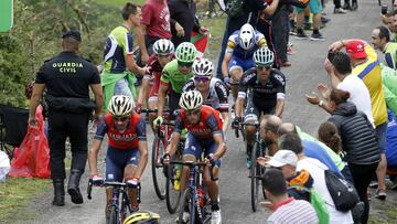 Vincenzo Nibali rueda durante la ascensi&oacute;n a Los Machucos en la Vuelta a Espa&ntilde;a 2017.