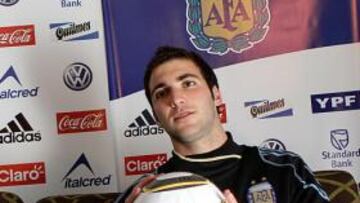 <b>NO LO SUELTA. </b>Higuaín sujeta el balón del hat-trick ante Corea.