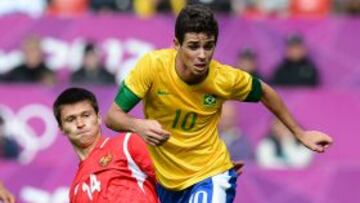 Oscar y Neymar guían a una Brasil poco brillante